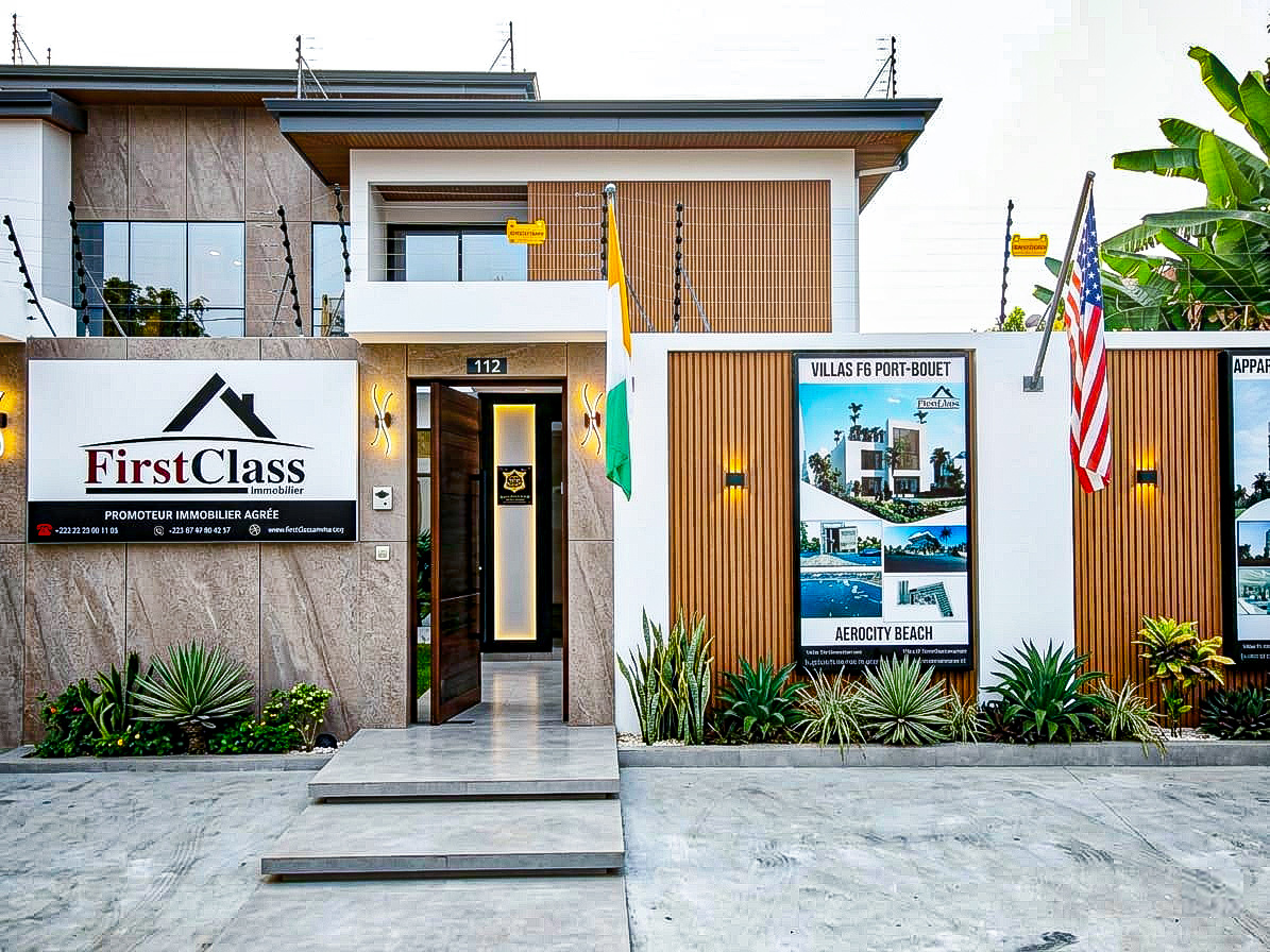 Façade des bureaux FirstClass Immobilier à Cocody Angré 7e Tranche